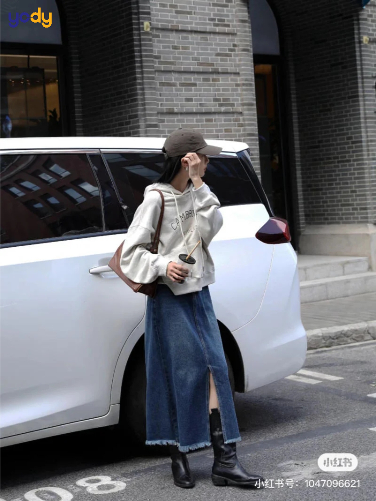 Áo hoodie với chân váy jean dài