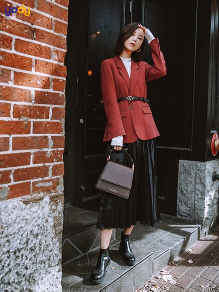Chân váy xòe dài với áo blazer lịch sự