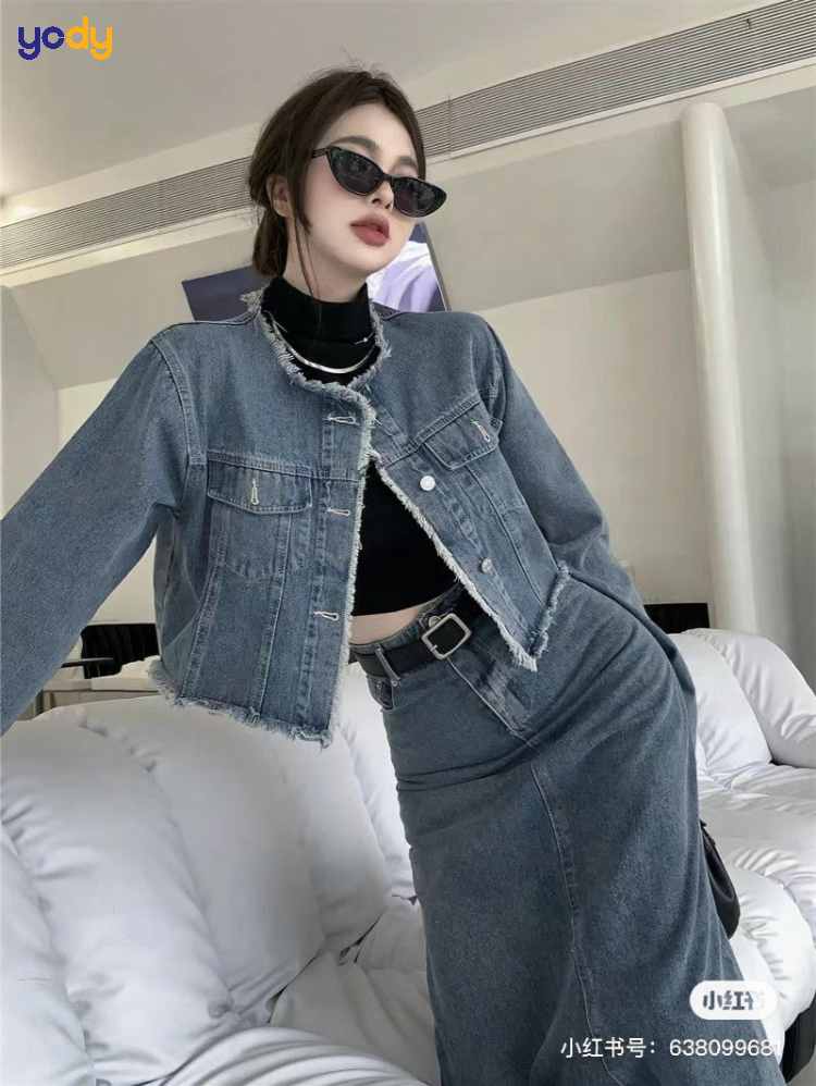 Áo khoác denim với chân váy jean dài