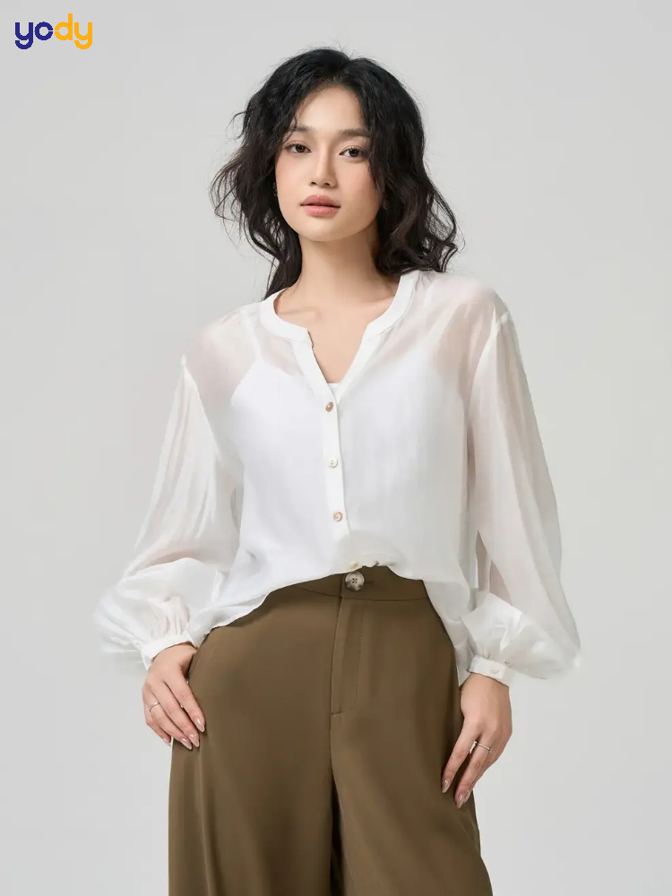 Quần tây ống đứng với áo sơ mi cổ bẻ