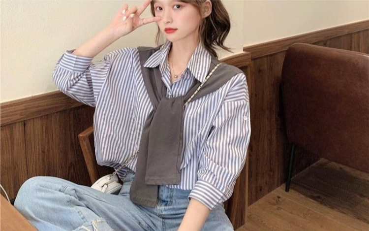 Phối áo sơ mi họa tiết kẻ sọc với quần jean tối màu