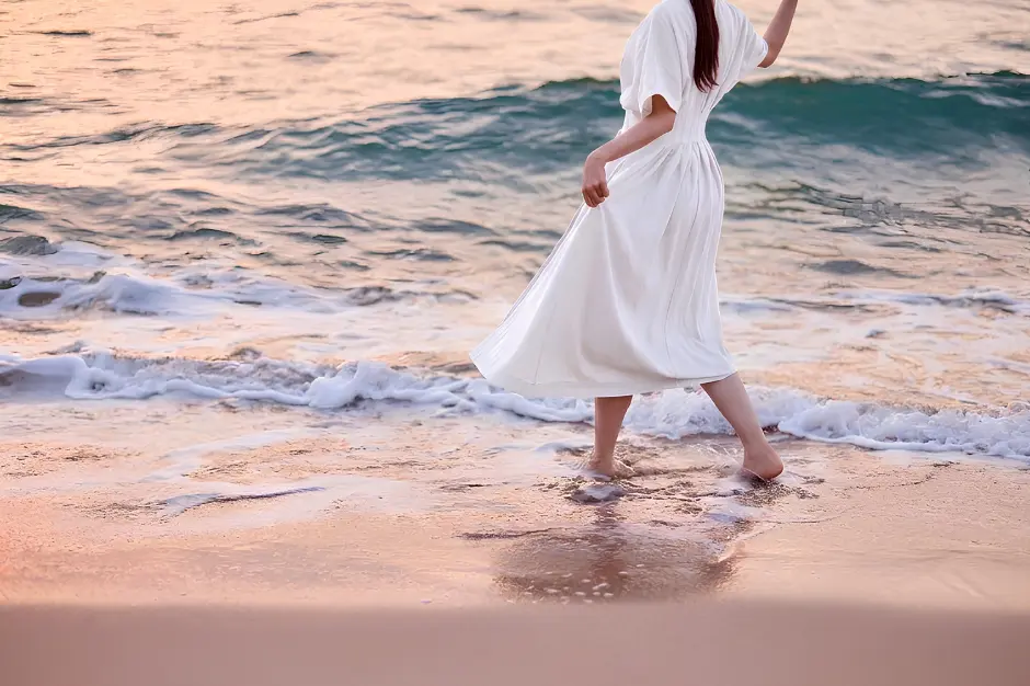 vay-trang-di-bien