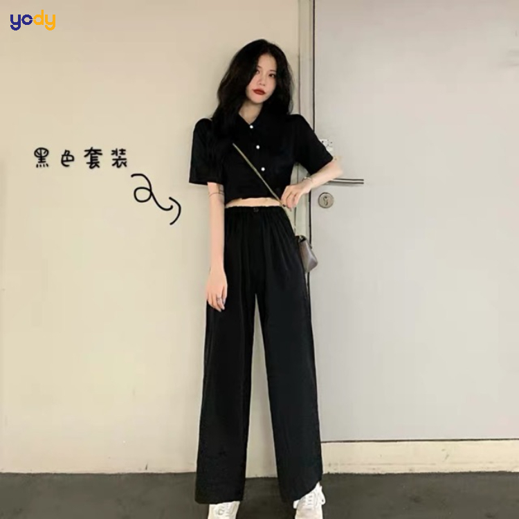 Tạo phong cách trẻ trung với quần tây đen và áo crop top