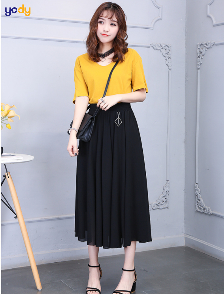 Kết hợp chân váy xếp ly dài với áo croptop