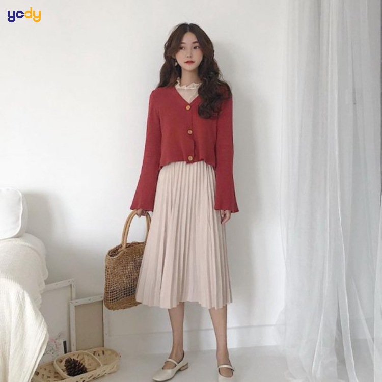 Áo cardigan dáng ngắn phối chân váy dài tạo nét nhẹ nhàng, vintage