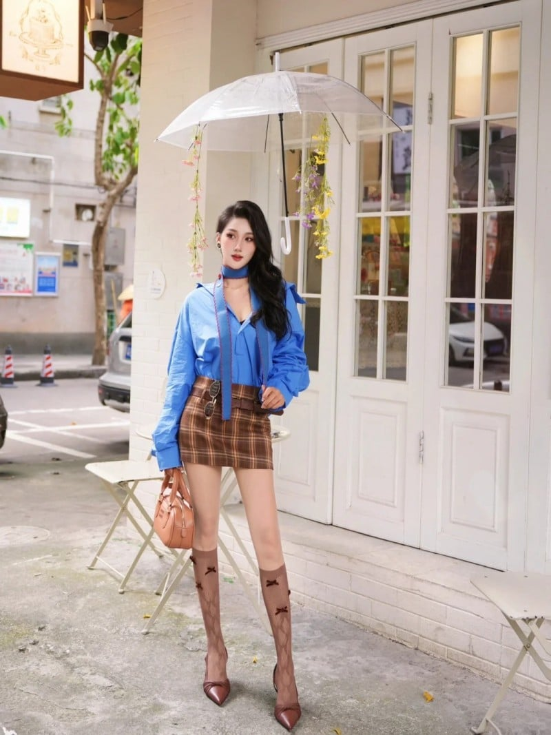 Quần nâu phối với áo gì