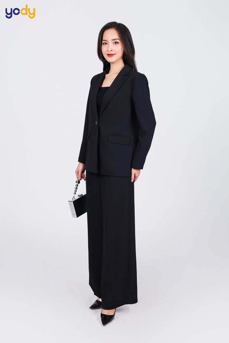 Mix quần tây đen với áo vest thanh lịch