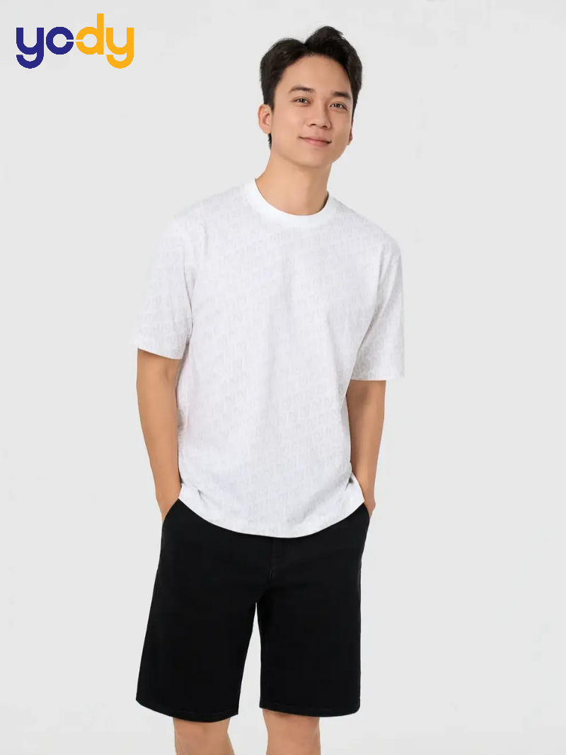 Áo thun trắng đi cùng quần shorts