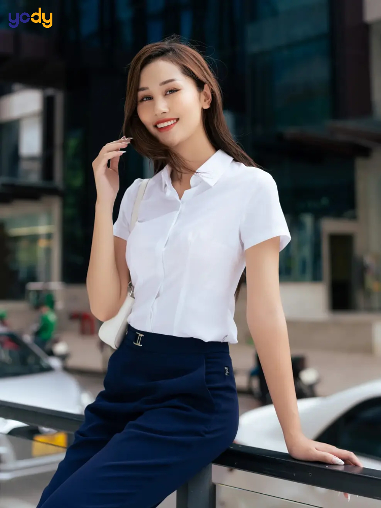 Quần tây với áo sơ mi trắng