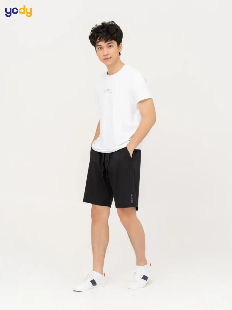 Phối quần thể thao nam với áo thun basic