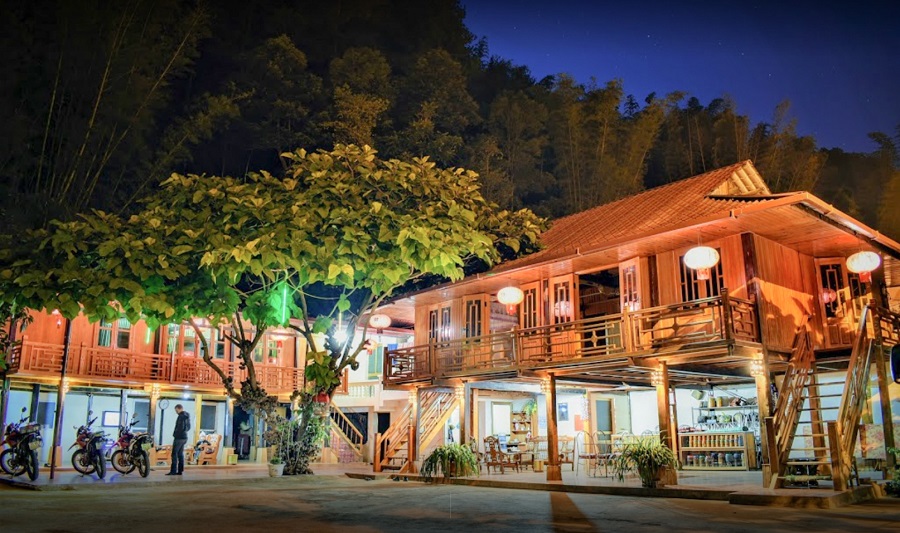 Hè về rồi, cùng du lịch thôi.  2. Checkin ngay 5 địa điểm du lịch mùa hè đang hot rần rần Dưới đây là danh sách 5 tọa độ đang làm mưa làm gió trên các diễn đàn xê dịch. Mỗi nơi đều mang một màu sắc độc đáo riêng biệt để bạn tha hồ lựa chọn. 2.1. Bản sắc thiên nhiên vùng cao: Du lịch mùa hè tại Mù Cang Chải (Yên Bái) Nhiều người nghĩ Mù Cang Chải chỉ đẹp vào mùa lúa chín vàng tháng 9. Tuy nhiên, đi tham quan mùa hè tại đây lại mang đến một trải nghiệm hoàn toàn khác. Nằm ở độ cao hơn 1.000 mét so với mực nước biển, bầu không khí nơi đây luôn mát lành, khoáng đạt. Mùa hè là lúc vùng cao bước vào mùa nước đổ, những thửa ruộng bậc thang lấp lánh như gương soi.