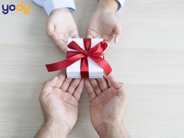 Chọn mua sách, sổ tay, nến thơm,... làm quà tặng Ngày Phụ nữ Việt Nam 20/10 cho cô giáo