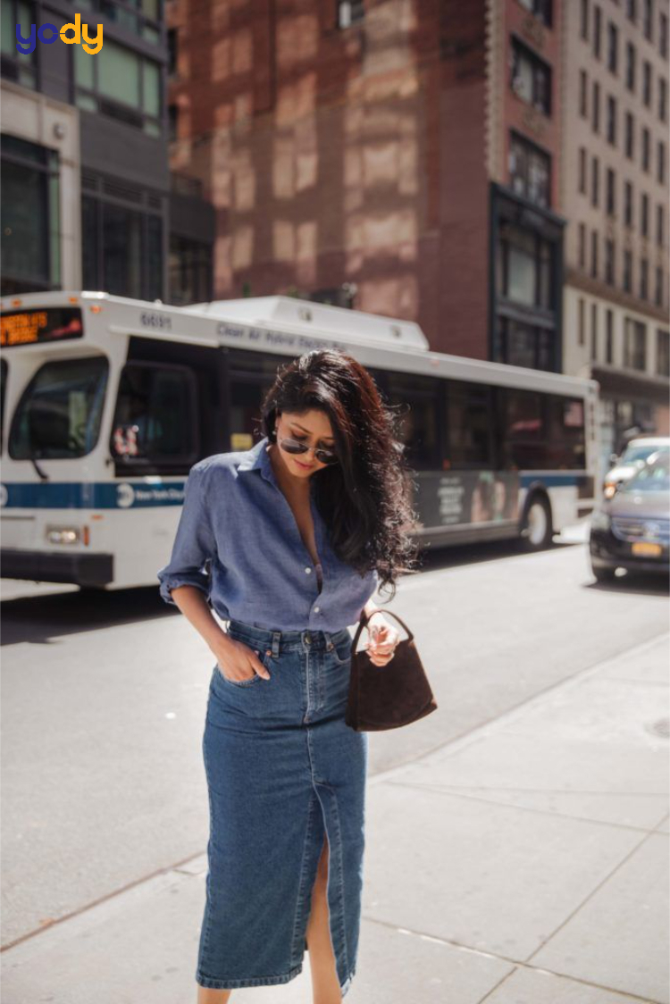 Áo sơ mi denim kết hợp chân váy dài mang đến vẻ ngoài phóng khoáng