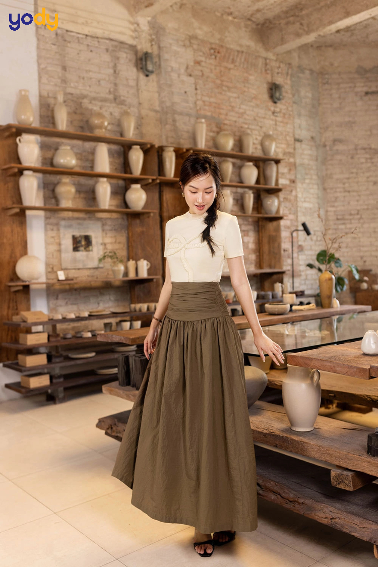  Mix chân váy xòe dài với áo thun sọc cho phong cách năng động