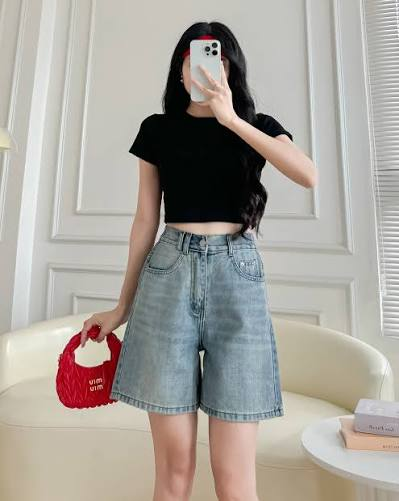 Phối quần jean ngố với áo 3 lỗ