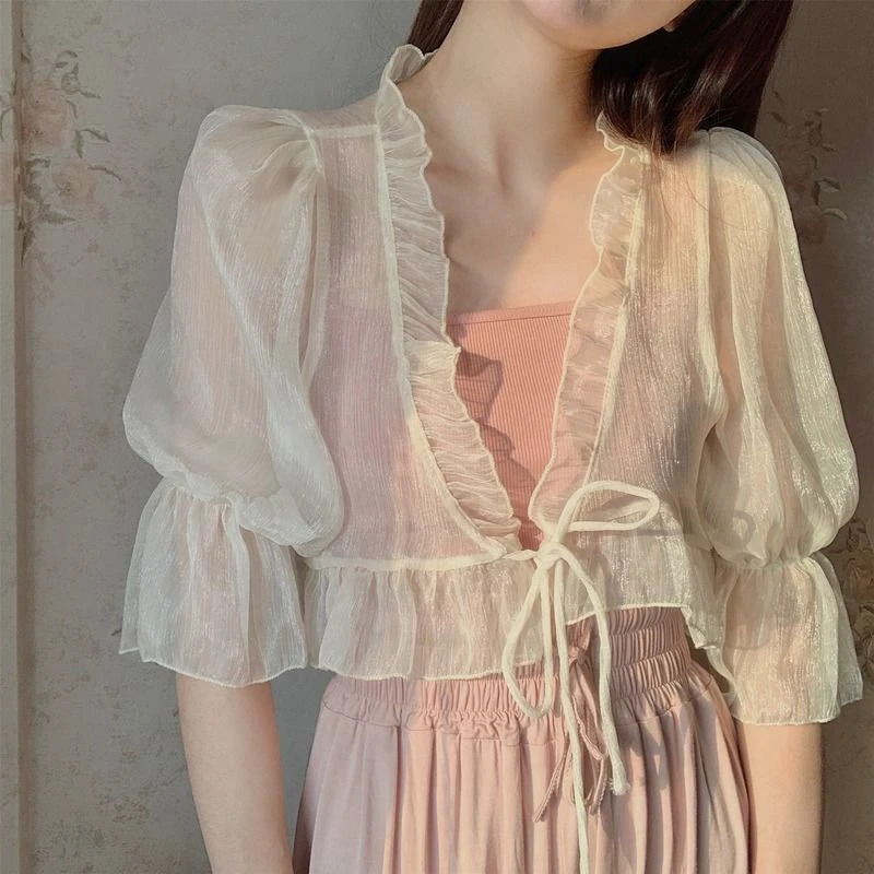 Áo voan đi cùng một chiếc váy ôm màu hồng mang phong cách tiểu thư sang xịn