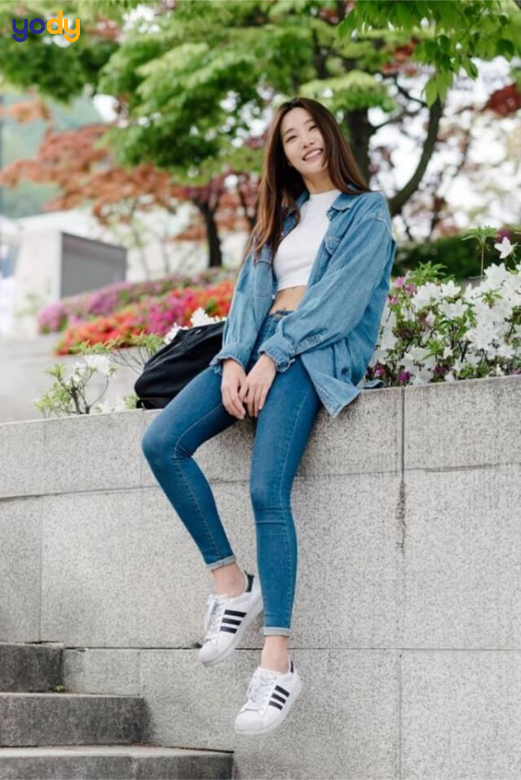 Phối áo sơ mi denim với áo thun màu sắc tươi sáng