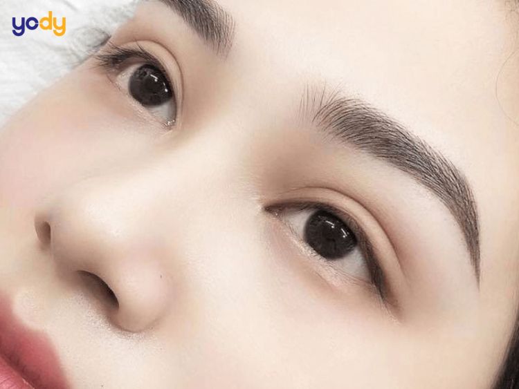 Chân mày ngang cong nhẹ