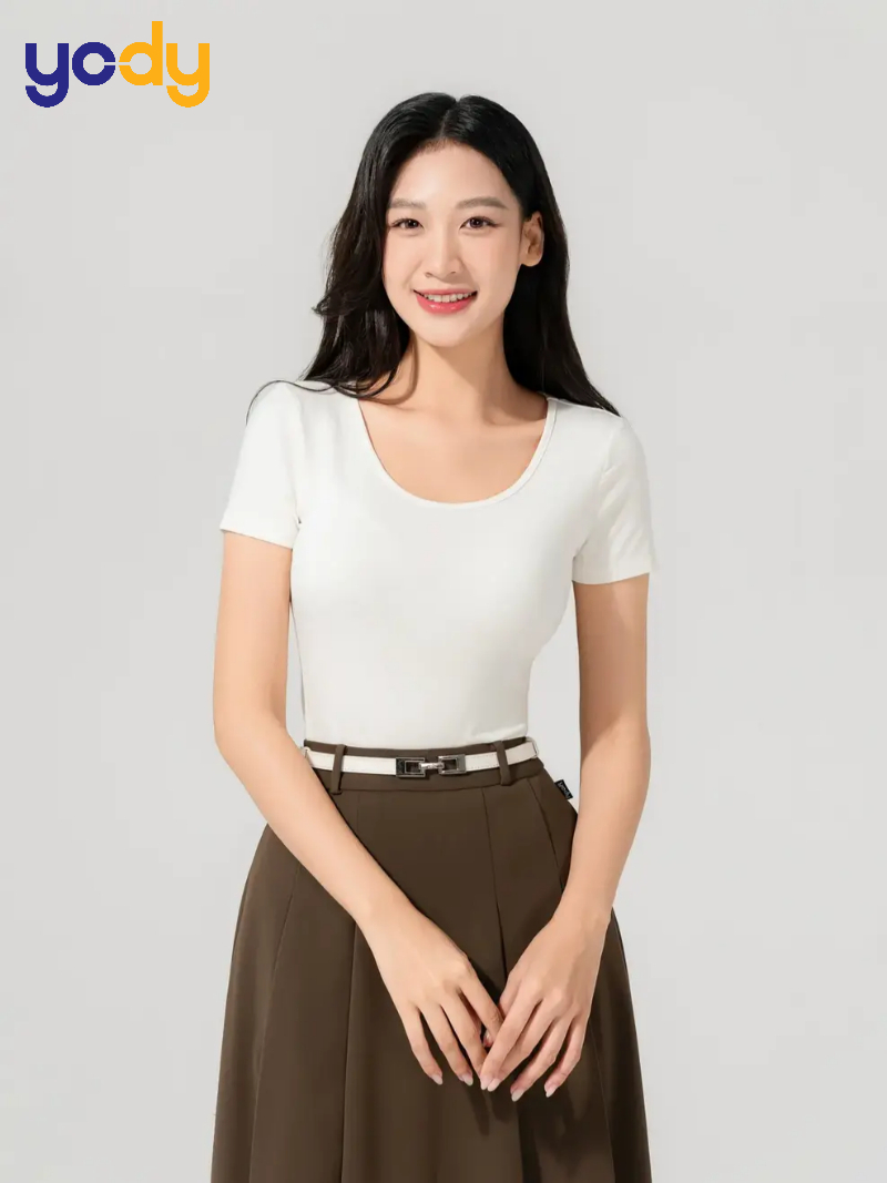 Áo thun trắng phối cùng chân váy midi dáng xòe