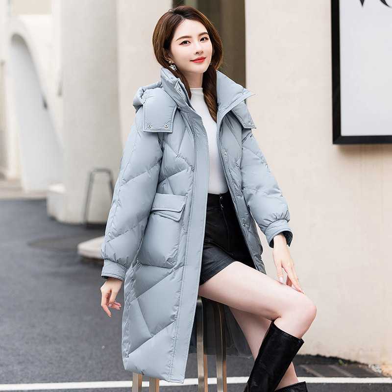 Cách phối áo phao dáng dài với khoảng hở cổ chân và giày