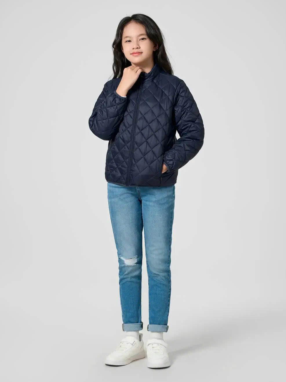Áo phao kết hợp cùng quần jeans là cách phối đơn giản nhưng vẫn năng động cho bé
