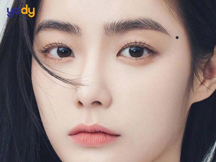 đa phần phụ nữ có nốt ruồi ở đuôi lông mày thường được xem là dấu hiệu may mắn, sung túc và thành công
