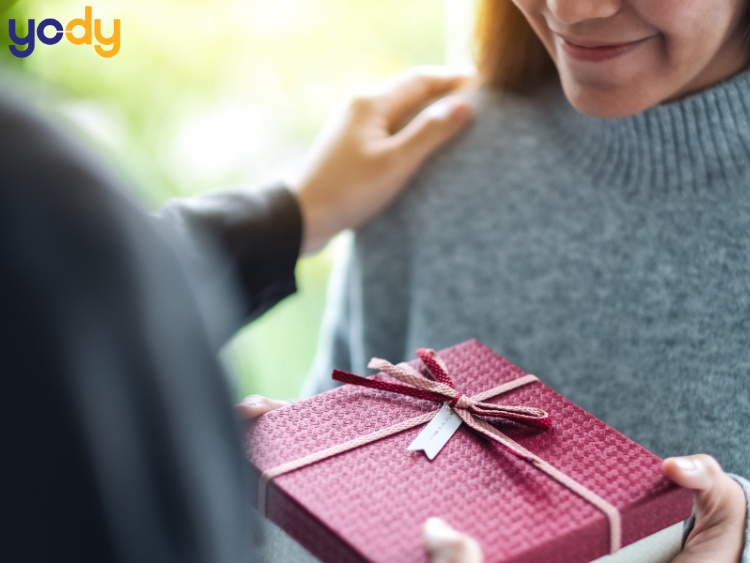 Chọn mua quà tặng ý nghĩa dành tặng bạn gái nhân dịp 20/10