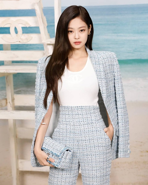 Áo khoác tweed là món đồ không thể thiếu trong tủ đồ của nàng
