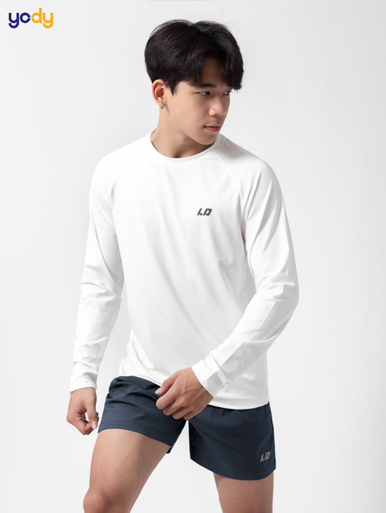 Mix cùng áo thể thao dài tay