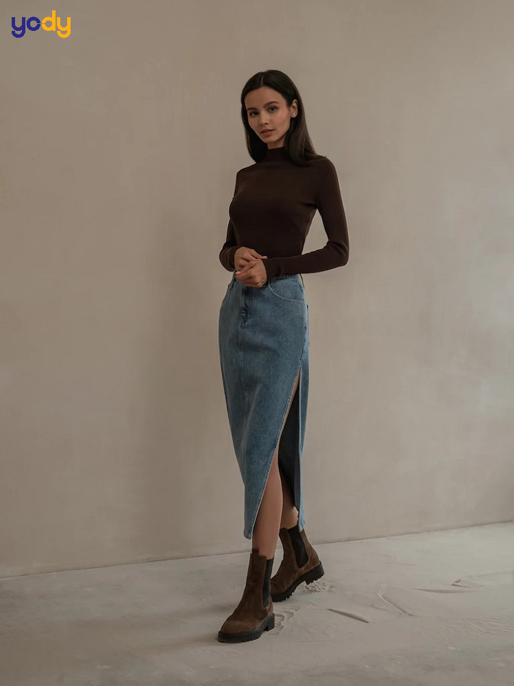 Chân váy jean phối với áo len mỏng