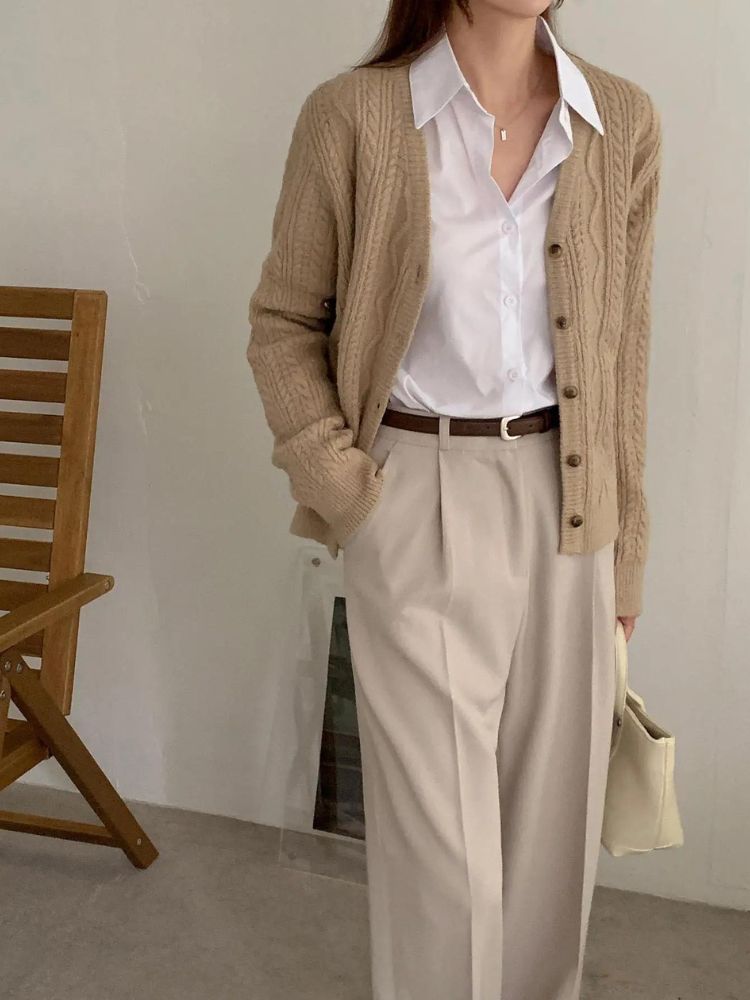 Kết hợp áo cardigan mỏng với quần tây