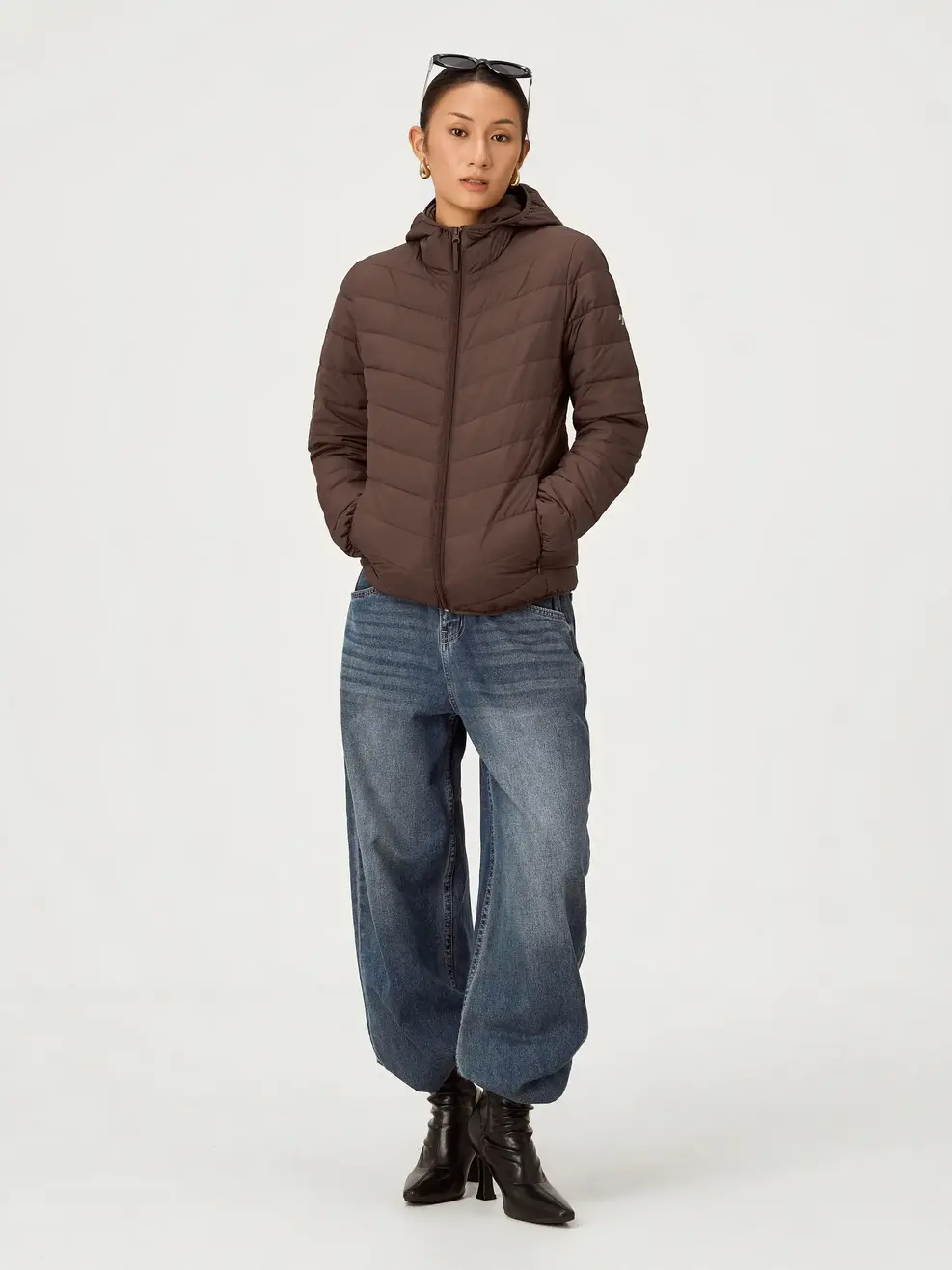 Cardigan, áo mặc trong và jean cạp cao nhẹ nhàng, hack dáng