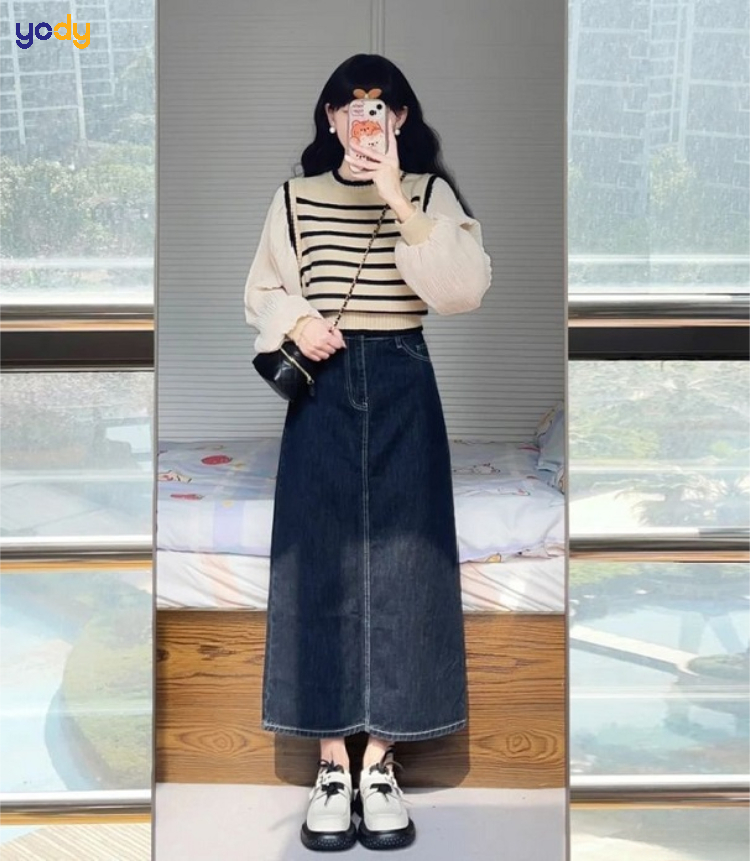 Áo thun sọc kết hợp với chân váy jean dài