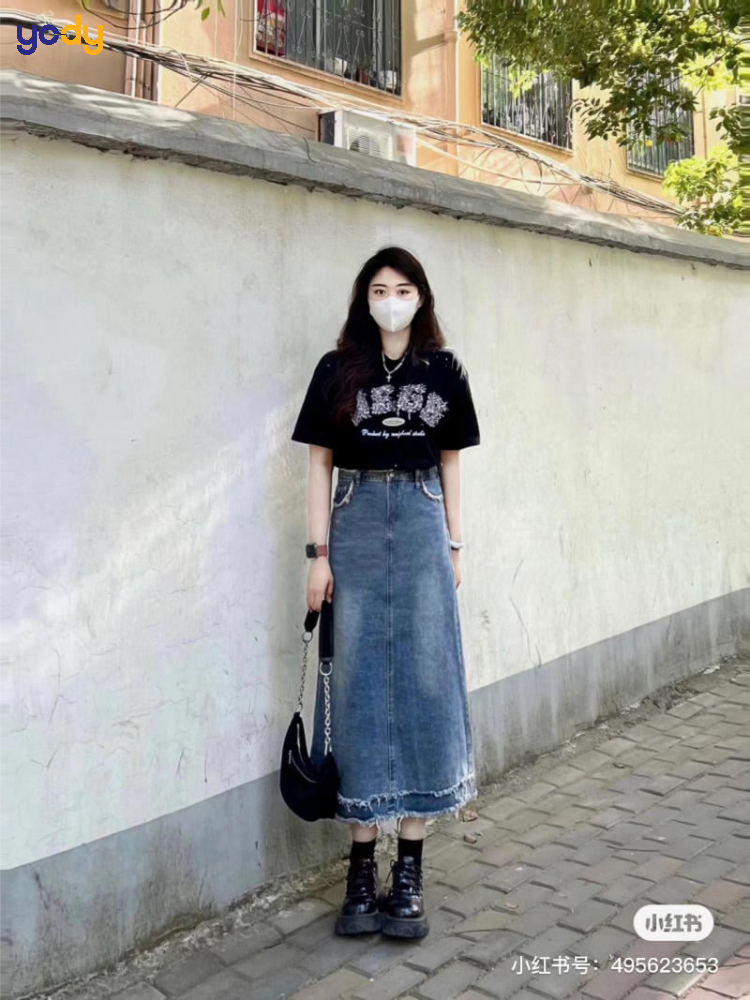 Áo thun basic kết hợp với chân váy jean dài