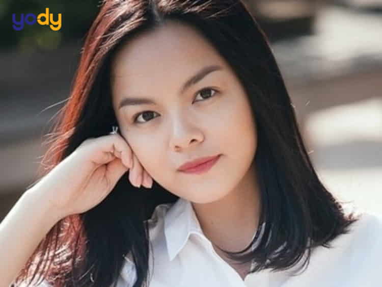 Lông mày xếch có phần đuôi cao hơn đầu mày