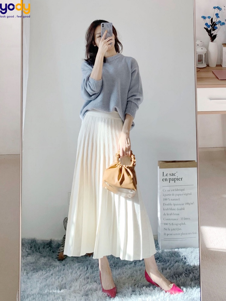 Áo len mỏng và chân váy dài cho set đồ dịu dàng, nữ tính