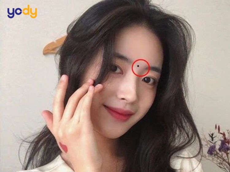 Nốt ruồi ở ấn đường (vị trí giữa hai lông mày)