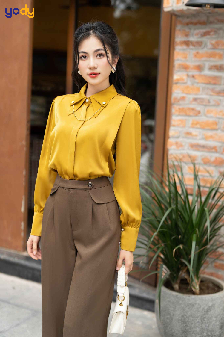 Quần tây với áo sơ mi lụa