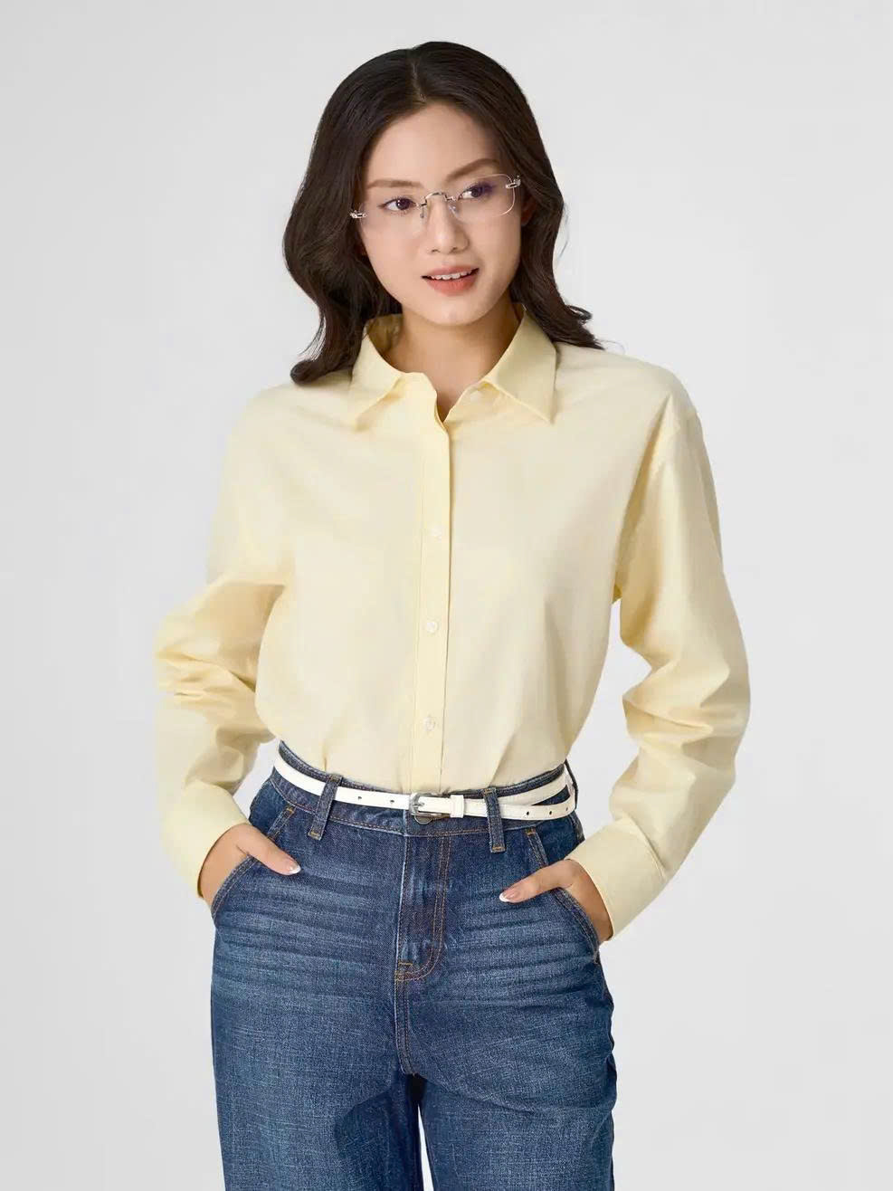 Áo sơ mi kết hợp cùng quần jean nữ baggy lưng cao là kết hợp thoải mái nhưng giữ vẻ lịch sự