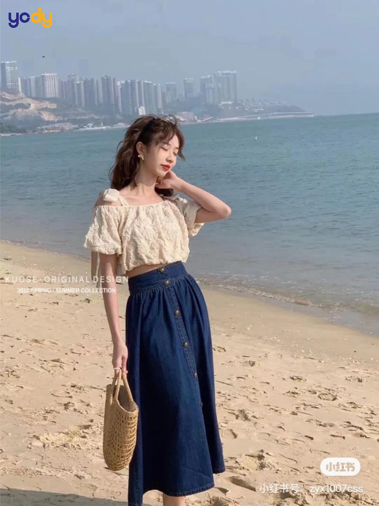 Áo trễ vai mix cùng chân váy dài tôn nét quyến rũ tinh tế