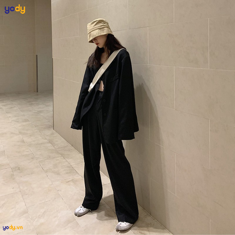 Phối áo sơ mi đen với quần ống rộng