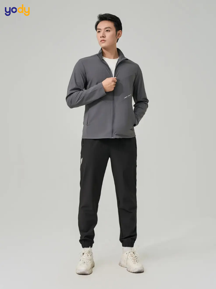 Phối quần thể thao với áo khoác thể thao