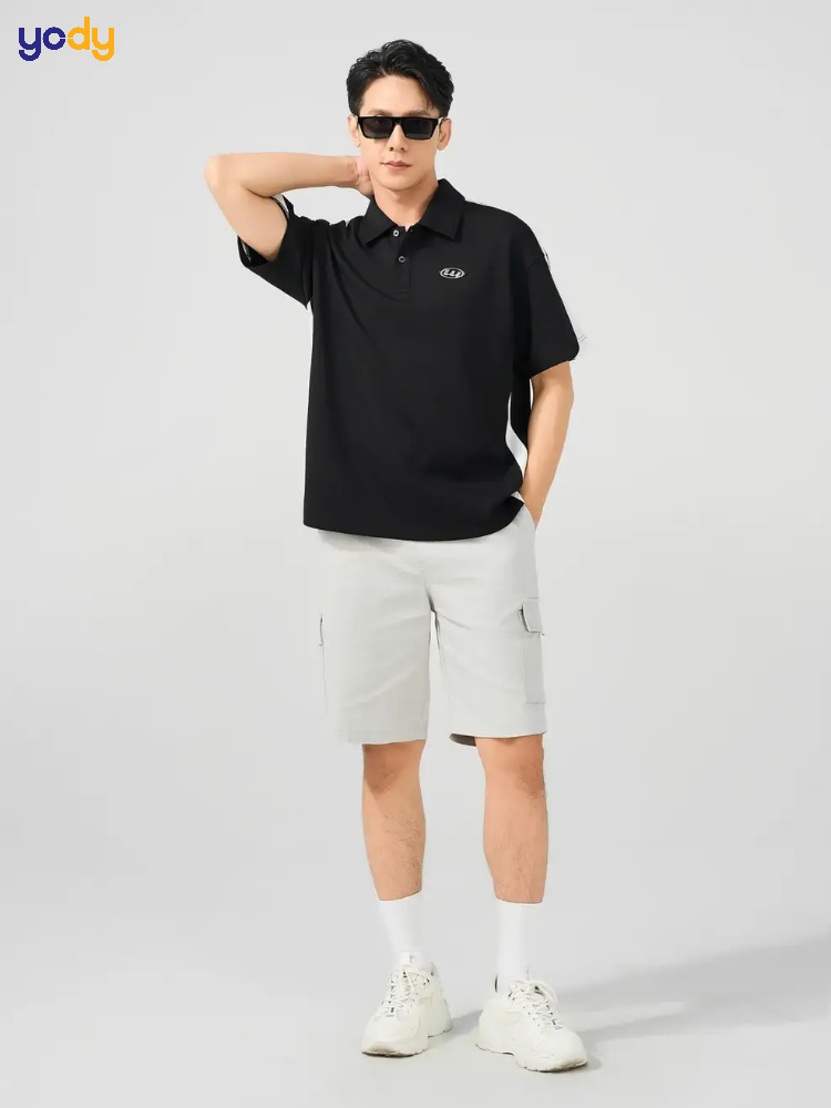 Phối đồ với quần thể thao và áo polo