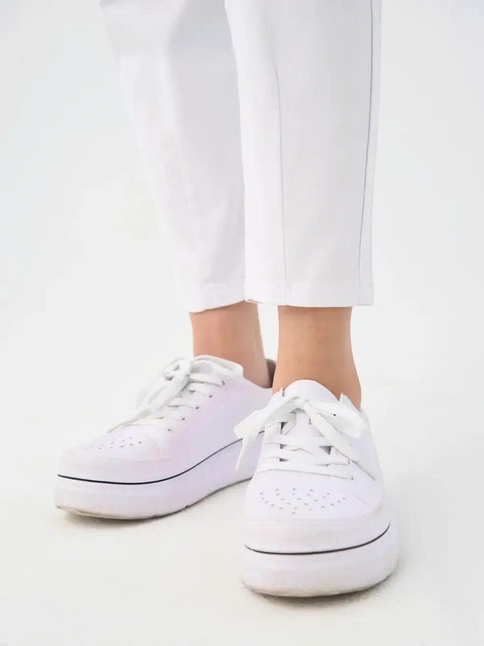 Quần jean trắng đi cùng  sneaker phù hợp với phong cách năng động