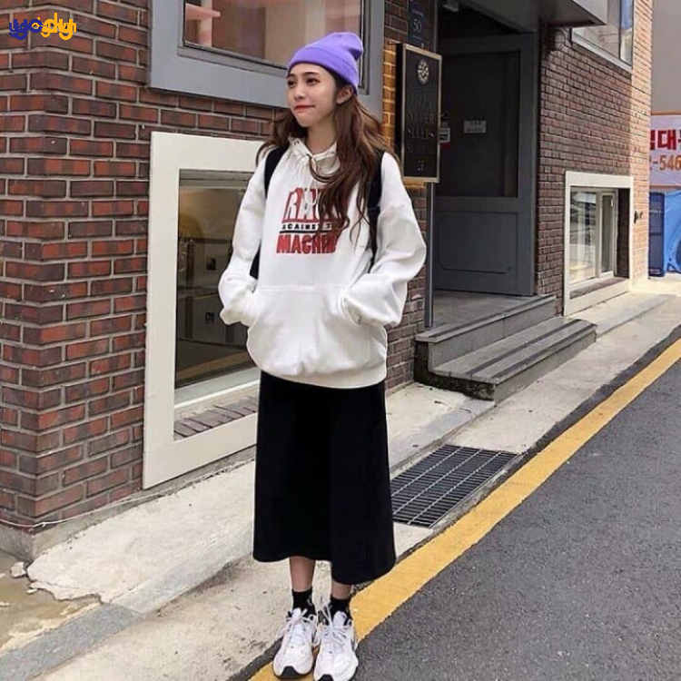 Áo hoodie hoặc sweater phối cùng chân váy dài cho outfit cá tính, năng động