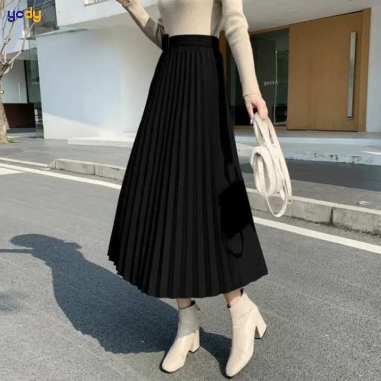 Phối chân váy dài đen với boots cao cổ cho vẻ ngoài cá tính