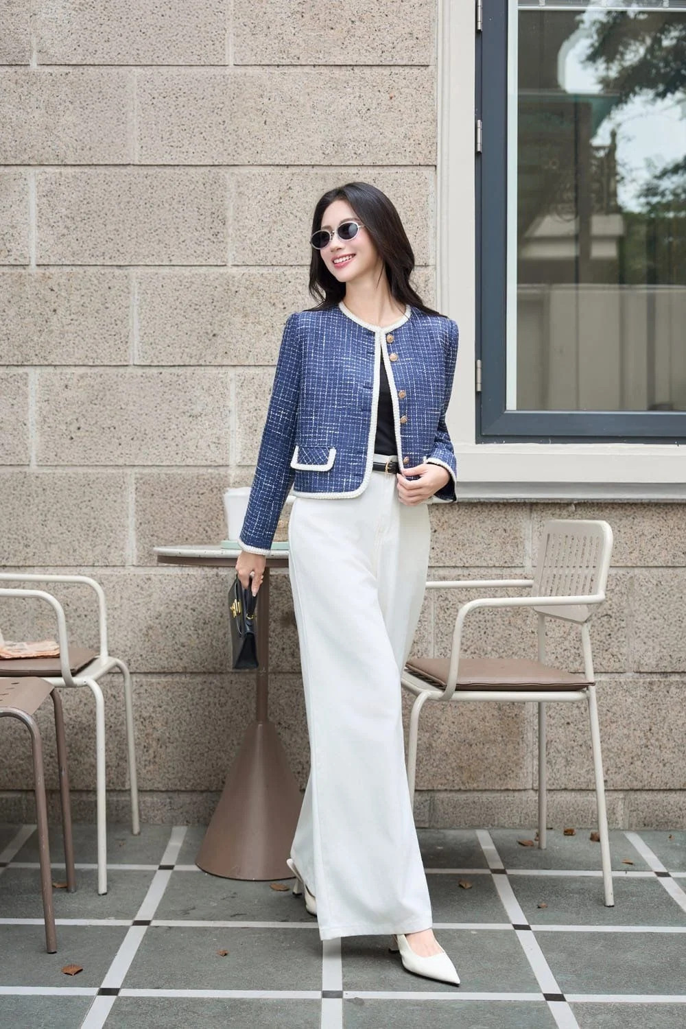 Phối áo tweed croptop với quần jean ống rộng