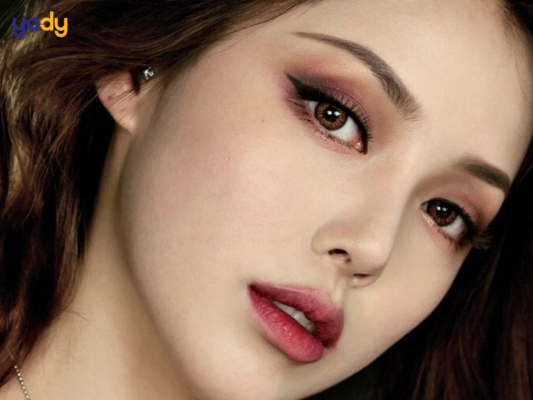 Lông mày cao, dài