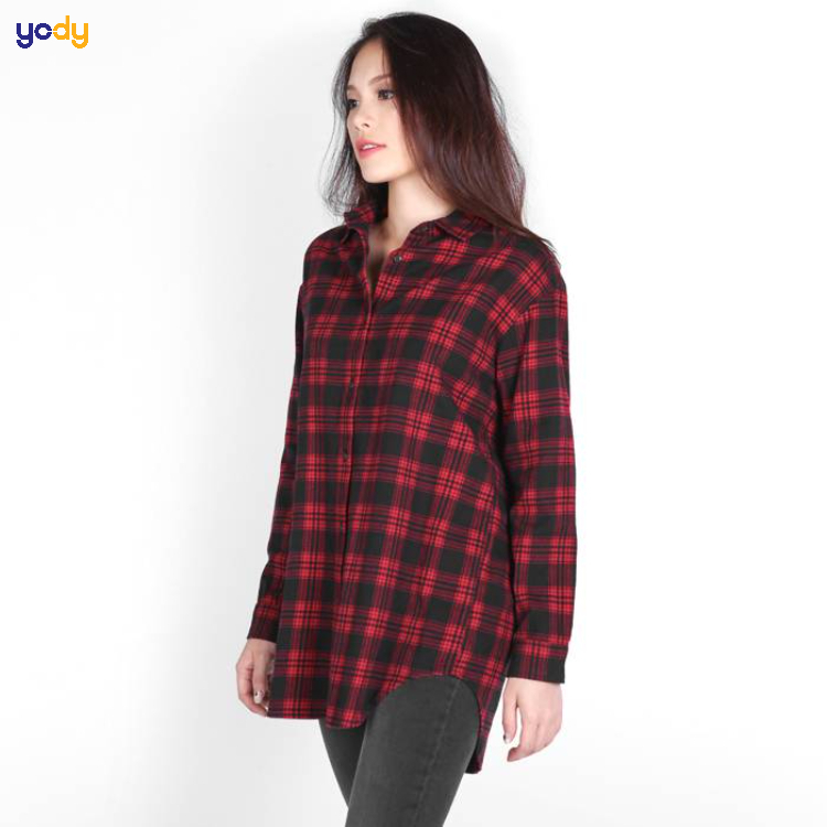 Phối áo sơ mi kẻ sọc với áo thun trơn