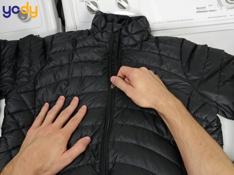 Dùng tay tách nhẹ nhàng là cách xử lý áo phao lông vũ bị vón cục nhanh nhất